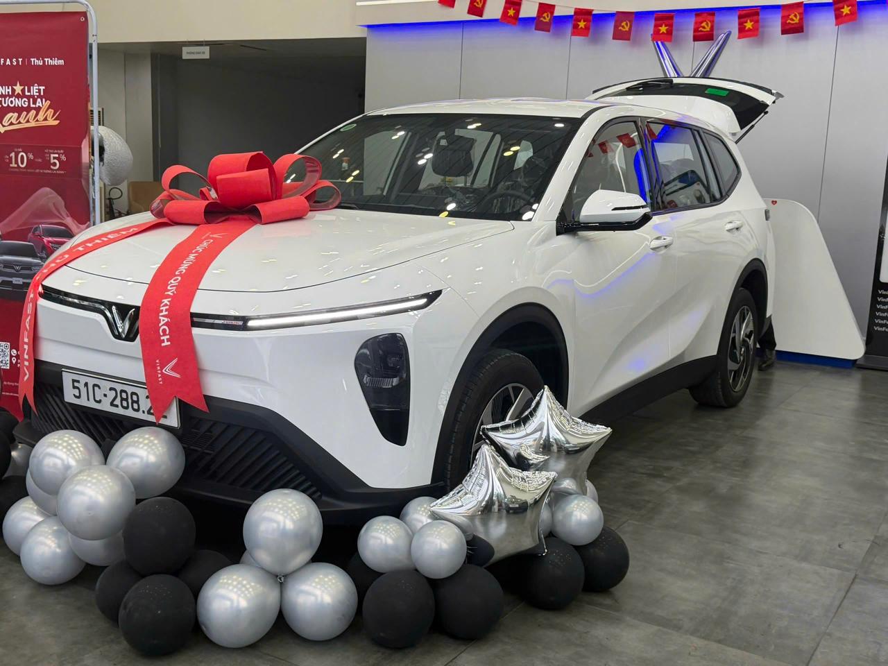 Thuê xe VinFast Limo Green 2026 Free sạc