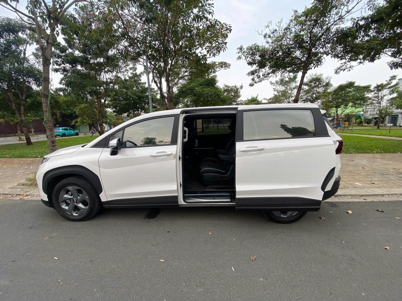 Thuê xe Hyundai Custin 2024 3