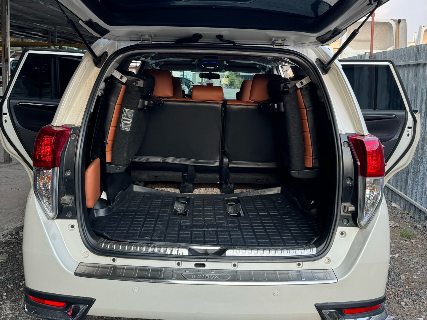 Thuê xe Toyota Innova Venturer 2019 8